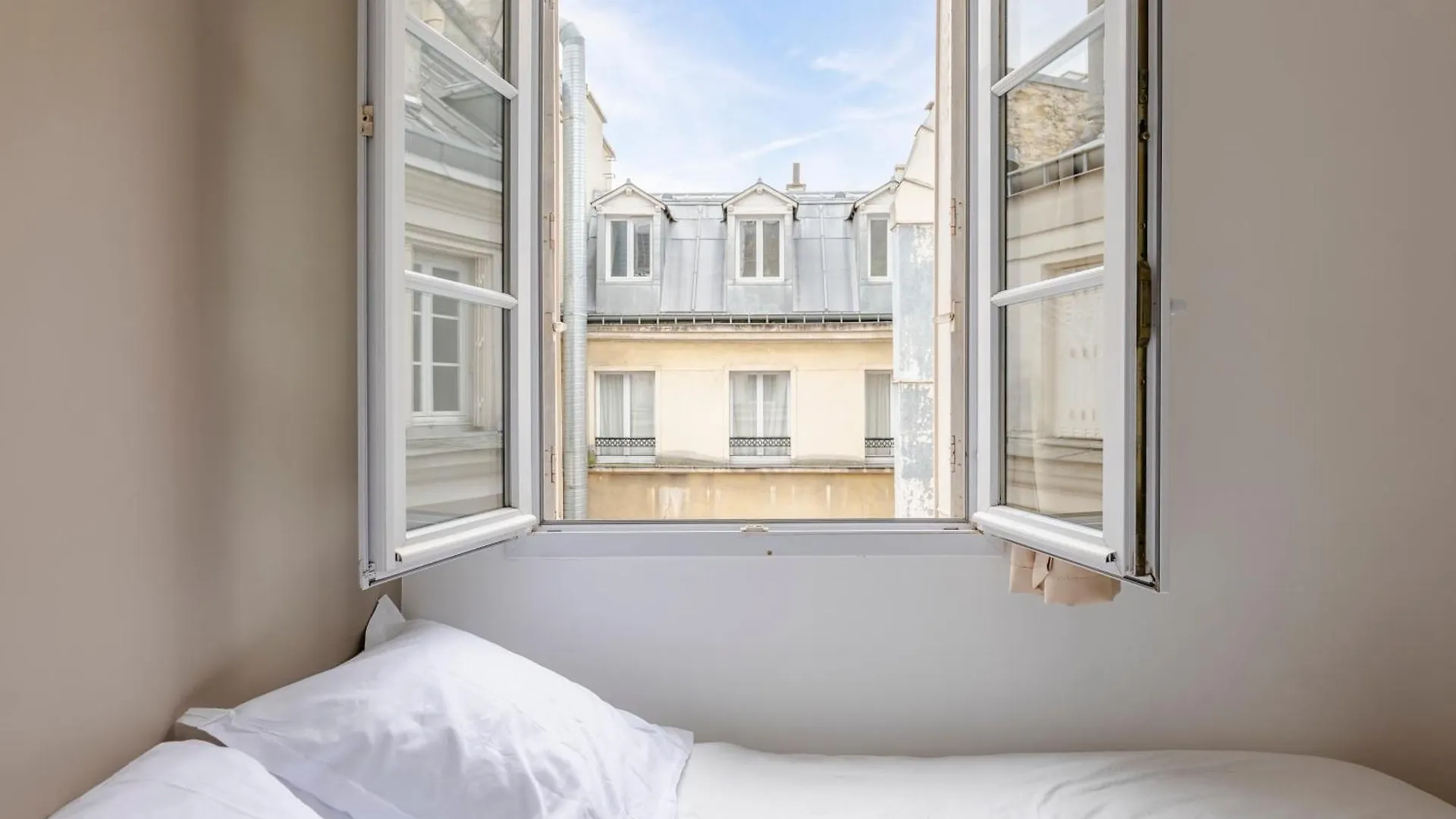 Veeve - Earthy Serenity Paris France